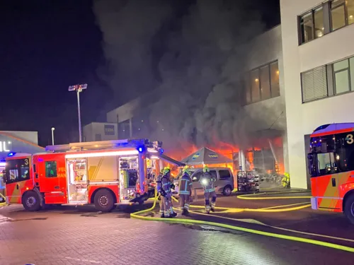 Die hannoverschen Brandschützer leiteten umgehend einen Löschangriff mit mehreren Strahlrohren im Innen- und Außenangriff ein
